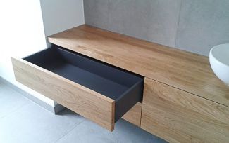 Badezimmermöbel mit Schublade aus Echtholz vom Schreiner auf Maß gefertigt